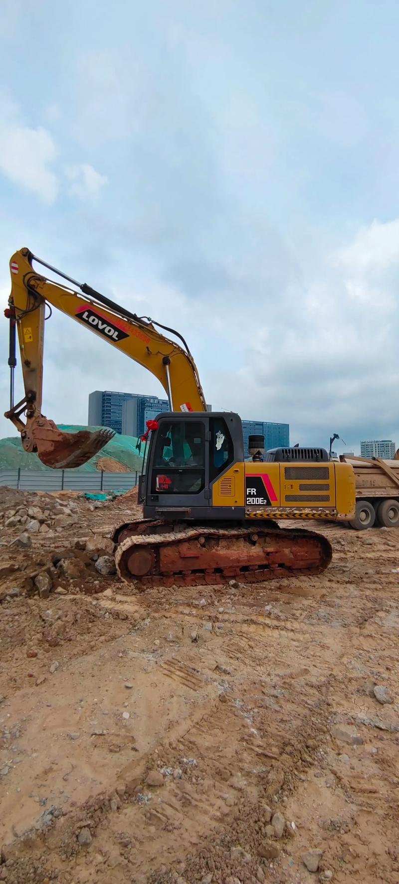 工程機械挖掘機與挖機炮機租賃 高效貨物裝卸解決方案